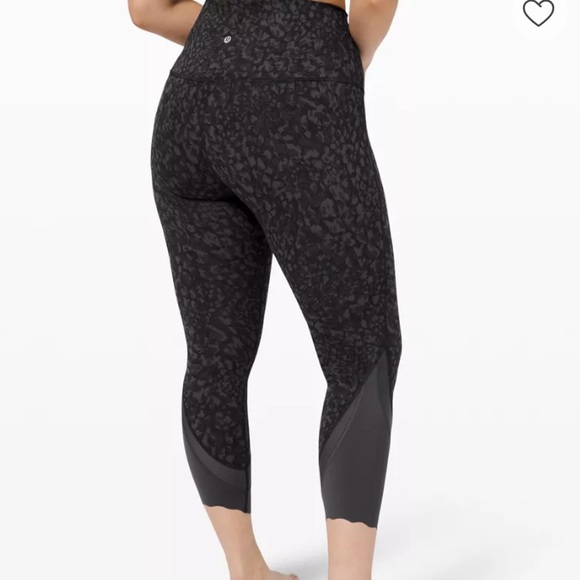 LULULEMON Wunder Under Crop High-Rise *Roll Down
Scallop Full-On
Luxtreme 23" - Picture 1 of 9
